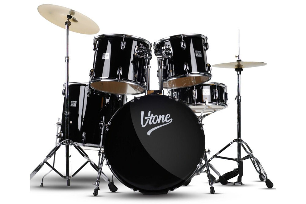 V-TONE VD KIT PRO V-TONE VD KIT PRO 5-częściowy zestaw perkusyjny akustyczny korpusy bębnów topoli hardware, pedały, pałeczki, klucz regulacyjny stołek - Klasyczny zestaw perkusyjny z talerzami na chromowanych statywach usytuowany na białym tle
