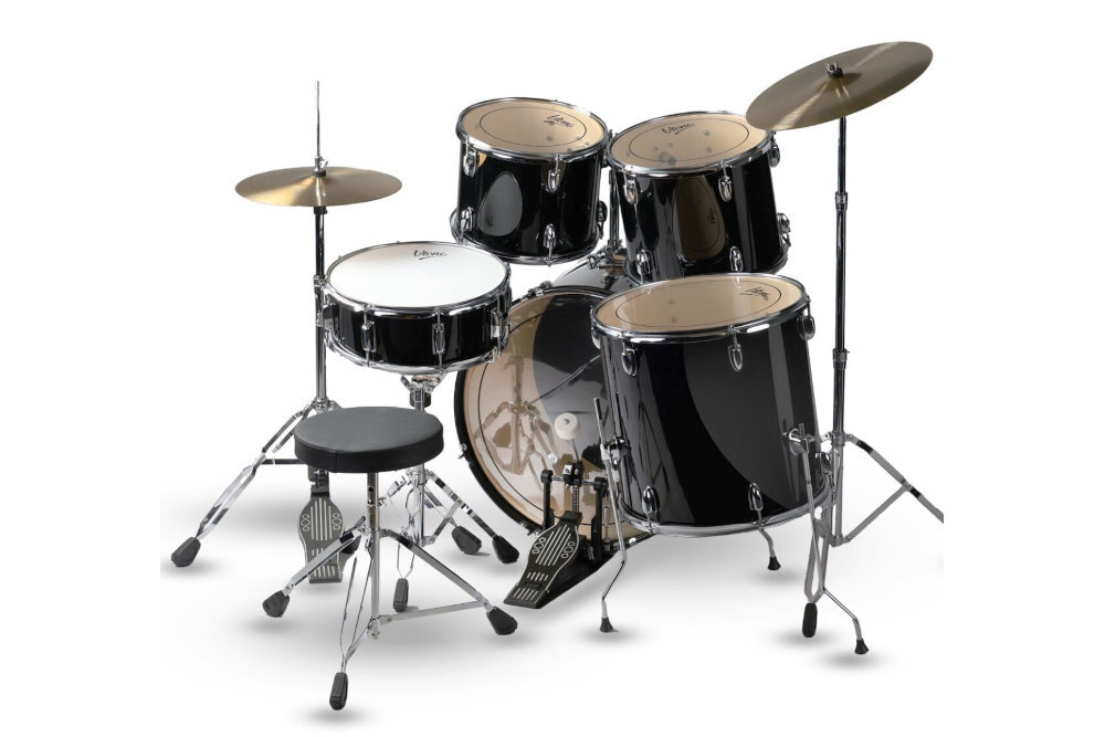V-TONE VD KIT PRO konfigurację 22 x 16 BD + 14 x 5,5 SD + 10 x 7 / 12 x 8 TT + 16 x 16 FT bęben basowy, werbel, dwa tomy oraz floor tom - Perkusja z widocznym stołkiem, bębnami oraz talerzem ujmowana od przodu na jasnym tภาพ tła