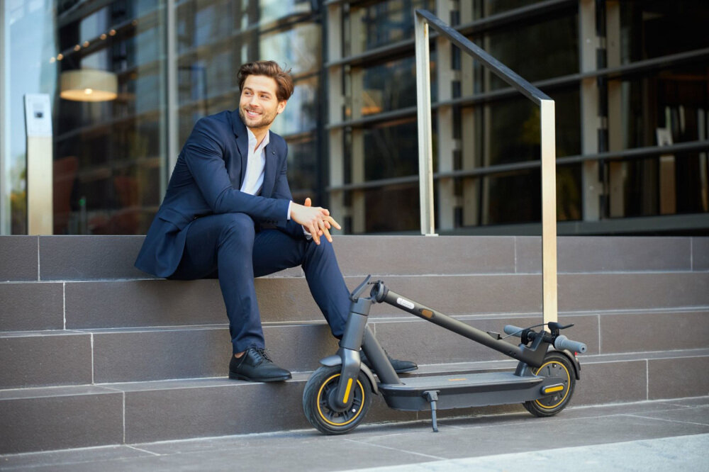 Hulajnoga elektryczna SEGWAY G30E II prosty dwustopniowy mechanizm składania zajmuje niewiele miejsca składana stopka wytrzymała nóżka w centralnym punkcie ciężkości