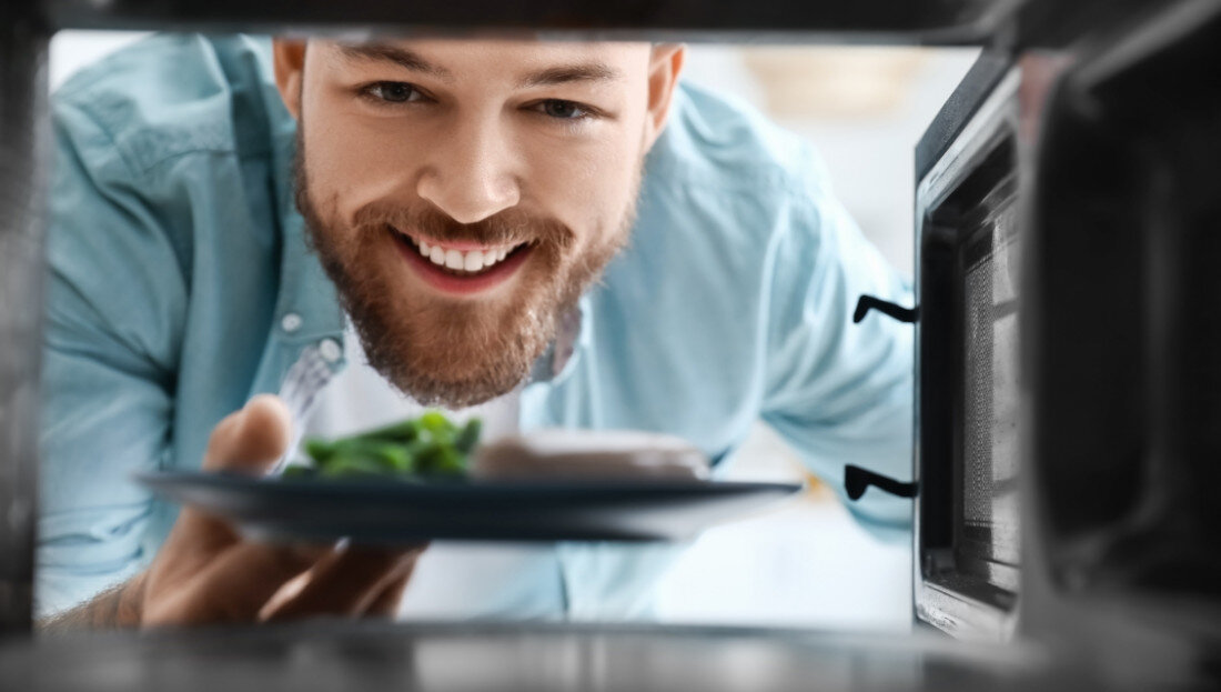 Kuchenka mikrofalowa SHARP YC-MS01E-B rozmrazanie podgrzewanie gotowanie fale elektromagnetyczne