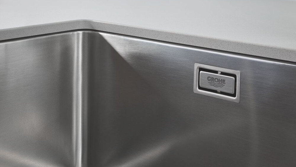 ZLEWOZMYWAK GROHE K700U 59,5X45 CM 31577SD1 STALOWY front marmurowe jasne tło Niezwykle trwały materiał wytrzymałość stal nierdzewna półmatowe wykończenie odporność na uszkodzenia właściwości antybakteryjne