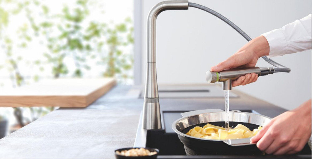 Bateria GROHE Essence SmartControl 31928KF0 Czarny lifestyle kuchnia zlewozmywak woda opłukiwanie naczynie Wyciągana wylewka swoboda opłukiwanie nalewanie wody komfort wygoda