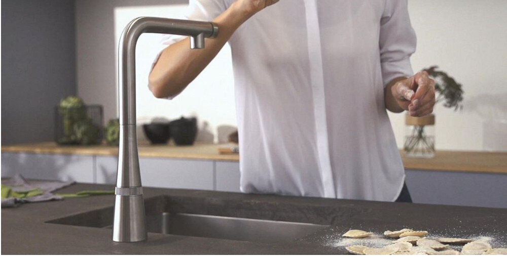 Bateria GROHE Essence SmartControl 31615A00 lifestyle kuchnia blat dotyk ręką Czarny przycisk uruchamianie przepływu wody