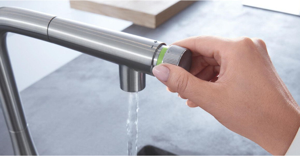 Bateria GROHE Essence SmartControl 31615A00 Czarny lifestyle wylewka dłoń przycisk obsługa woda zmiana strumienia oszczędny mocniejszy