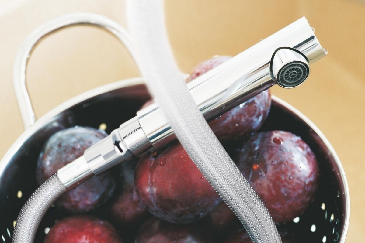 BATERIA KUCHENNA GROHE MINTA 32168DC0 Porównanie dwóch rodzajów strumienia wody z baterii: laminarnego i prysznicowego obrotowa wylewka 360° wyciągana końcówka EasyDock dwa rodzaje strumienia klasyczny prysznicowy