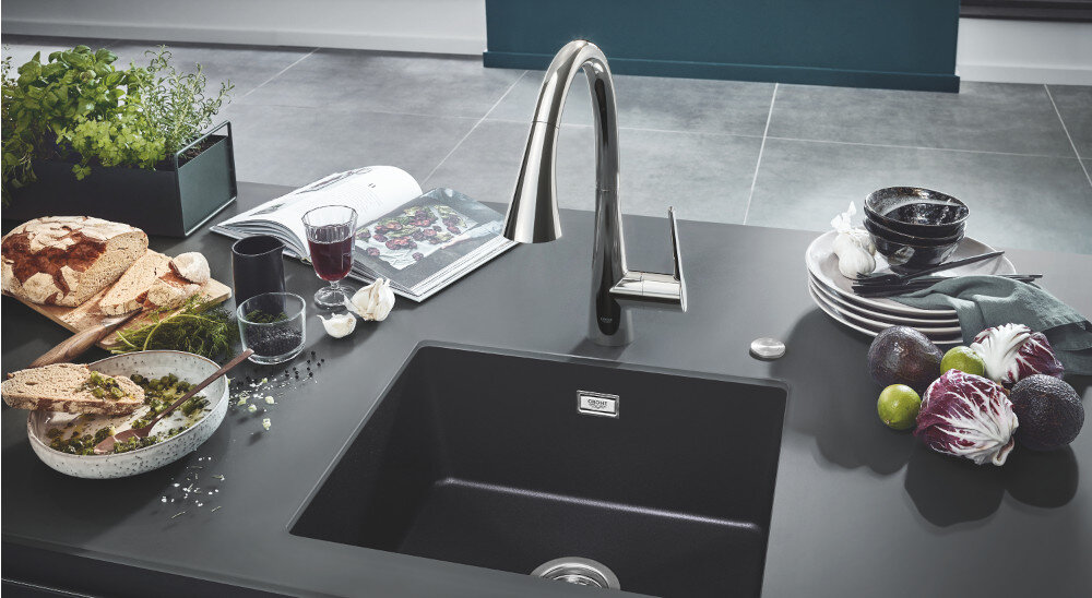 BATERIA KUCHENNA GROHE ZEDRA 32294002 lifestyle kuchnia CHROM szary blat warzywa pieczywo zlewozmywak naczynia