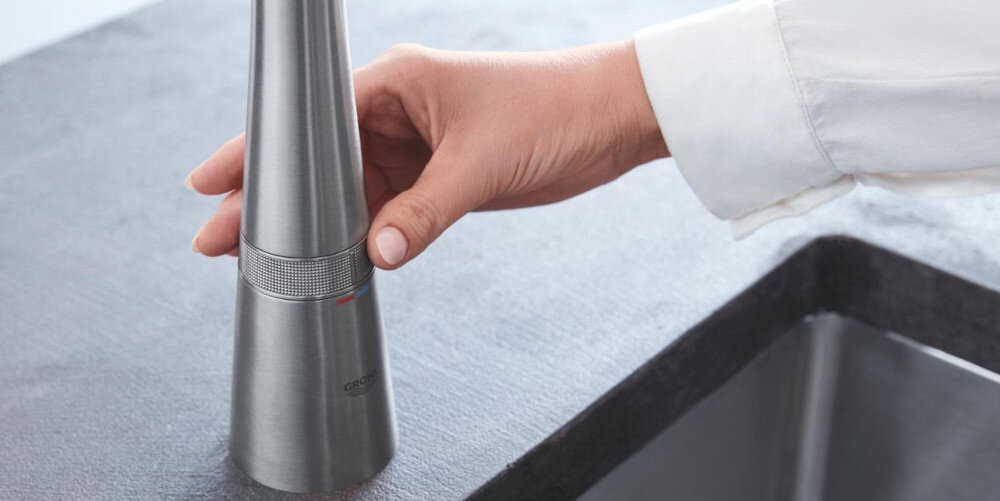 Bateria GROHE Essence SmartControl 31615A00 Czarny lifestyle sterowanie dłoń korpus baterii przekręcany pierścień