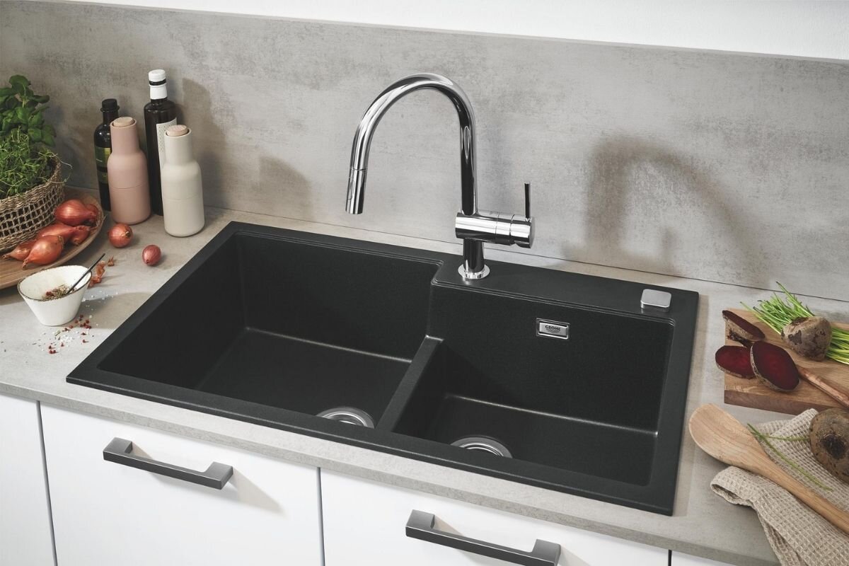 BATERIA KUCHENNA GROHE MINTA 32321002 Chromowa bateria kuchenna zamontowana przy czarnym zlewozmywaku w eleganckiej kuchennej aranżacji