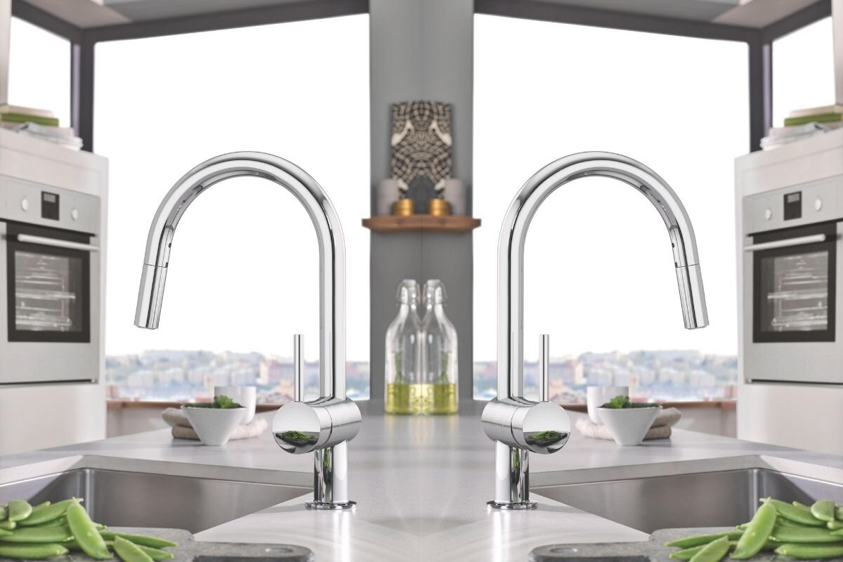 BATERIA KUCHENNA GROHE MINTA 32321002 Dwie chromowane baterie kuchenne prezentowane w nowoczesnej aranżacji z wyspą i widokiem przez panoramiczne okna elegancki design wysoka wylewka smukły korpus chromowe wykończenie aranżacja