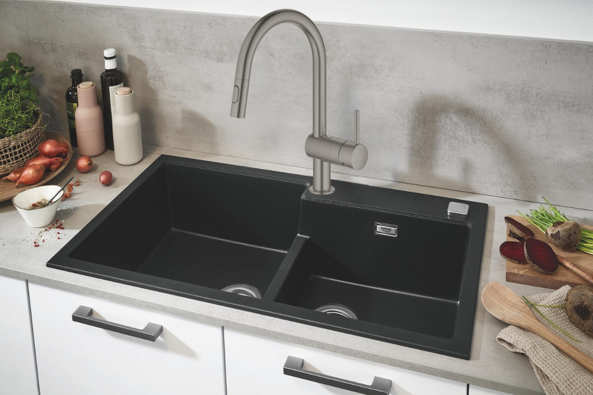 BATERIA KUCHENNA GROHE MINTA 32321AL2 Grafitowa bateria kuchenna zamontowana przy czarnym zlewozmywaku w eleganckiej kuchennej aranżacji