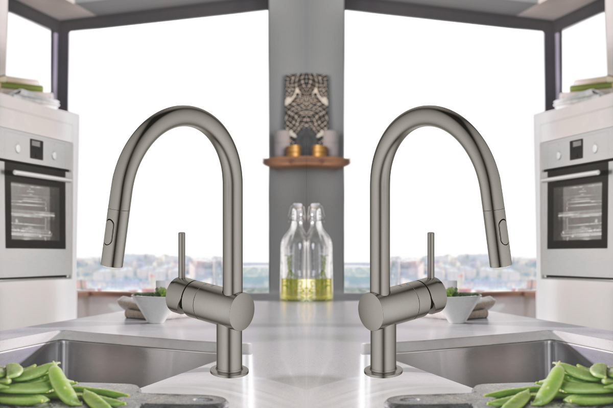 BATERIA KUCHENNA GROHE MINTA 32321AL2 Dwie grafitowe baterie kuchenne prezentowane w nowoczesnej aranżacji z wyspą i widokiem przez panoramiczne okna elegancki design wysoka wylewka smukły korpus grafit wykończenie aranżacja