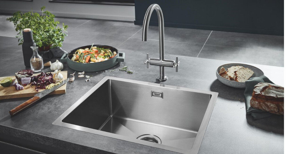 ZLEWOZMYWAK GROHE K700 55X45 CM 31726SD0 STALOWY lifestyle blat kuchnia nóż deska warzywa naczynia bateria kuchenna