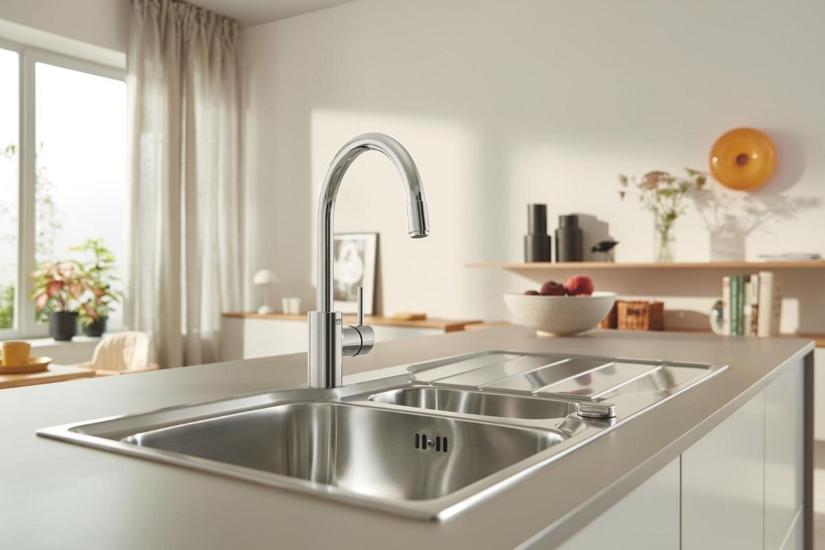 BATERIA KUCHENNA GROHE CONCETTO 32663003 CHROM Chromowana bateria kuchenna umieszczona przy białym zlewozmywaku na drewnianym blacie w jasnej kuchni