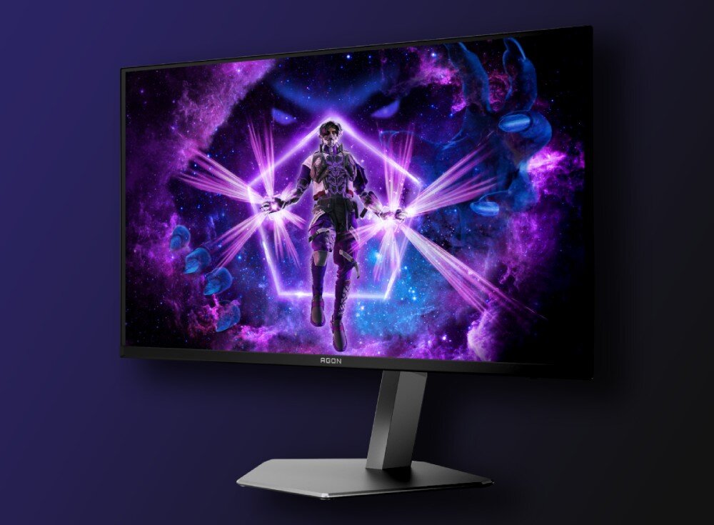 Monitor AOC Agon Pro AG326UD Zbliżenie na monitor z wyświetlaną grafiką futurystycznej postaci otoczonej efektami świetlnymi w przestrzeni kosmicznej, opis