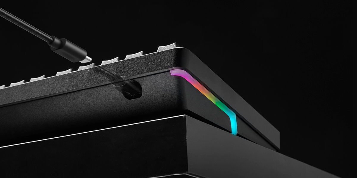 HYPERX Alloy Rise 75 Złącze USB-C lewej strony Możliwość odłączenia przewodu - złącze usb-c