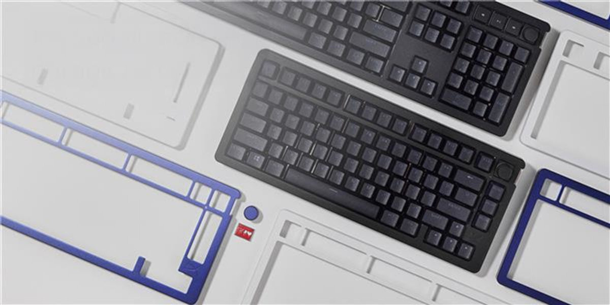 HYPERX Alloy Rise 75 panele, plakietki i pokrętła zmianę wyglądu klawiatury - klawiatura na jasnym tle obok ramki