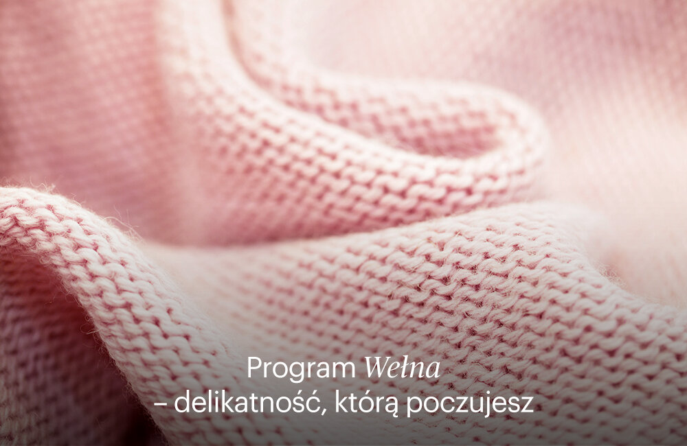 SUSZARKA GRUNDIG GT76724W wizualizacja Zdjęcie przedstawia zbliżenie na delikatny, różowy, wełniany sweter z napisem informującym o programie prania wełny, który zapewnia wyjątkową delikatność podczas pielęgnacji tkanin program wełna delikatne suszenie pielęgnacja ubrań miękkość tkanin bez uszkodzeń bez kurczenia ochrona delikatnych tkanin zachowanie kształtu bezpieczne suszenie swetrów