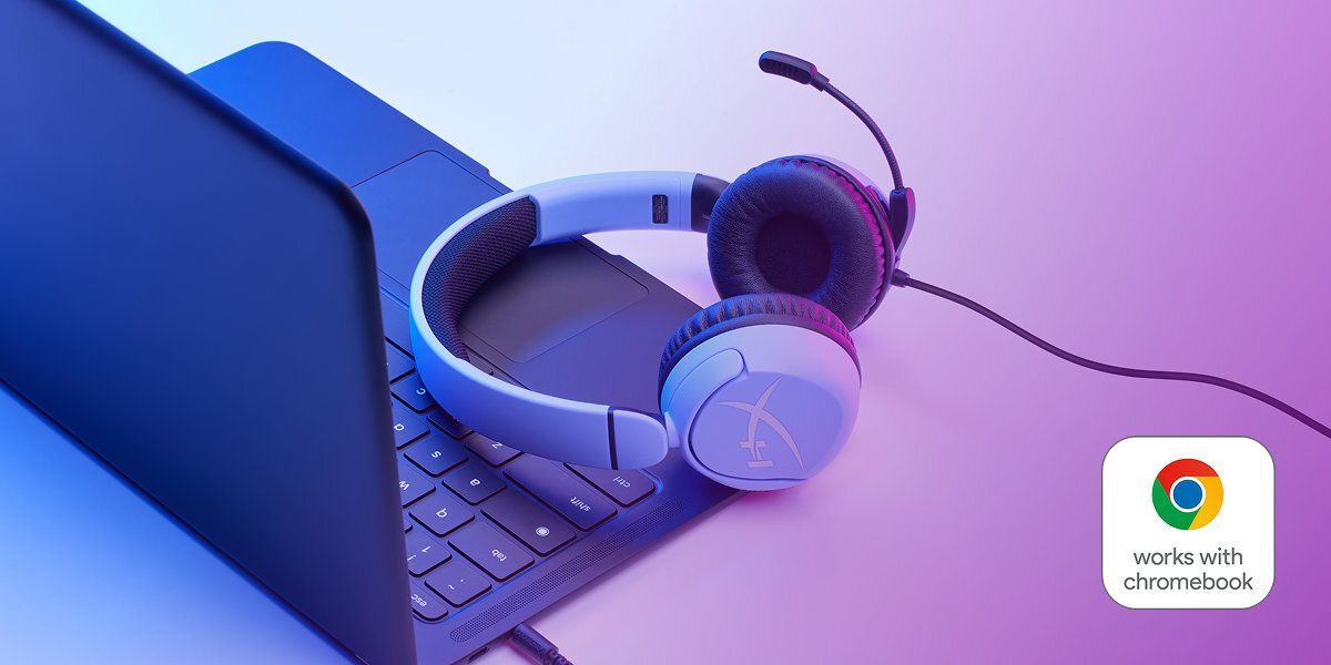 HYPERX Cloud Mini certyfikat Works With Chromebook normy zgodności Google Chromebooka - słuchawki leżące na laptopie