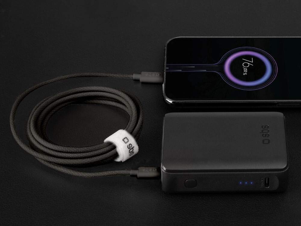 Kabel SBS o długości 1,5 metra zapewnia wygodę ładowania i przesyłania danych w każdej sytuacji.