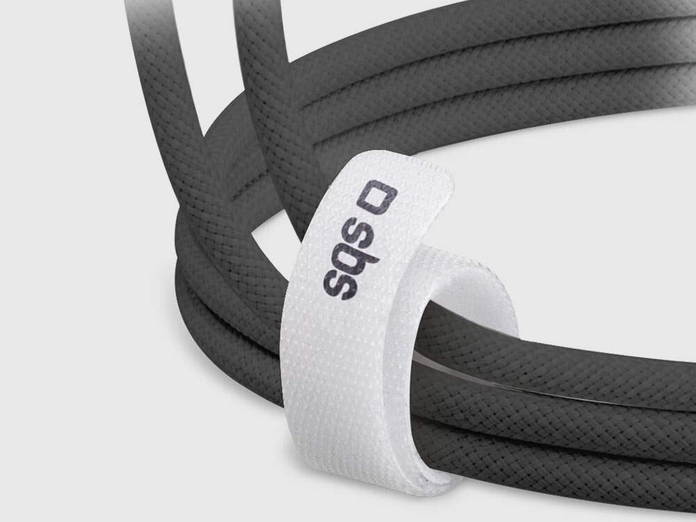 Miękki kabel SBS USB-C pokryty tkaniną zapewnia przyjemność w dotyku i dodatkową trwałość.