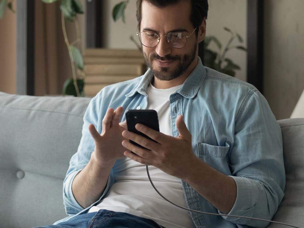 Kabel SBS z tkaniny odpornej na plątanie oraz rzepem zapewnia porządek i gotowość do użycia w każdej chwili.