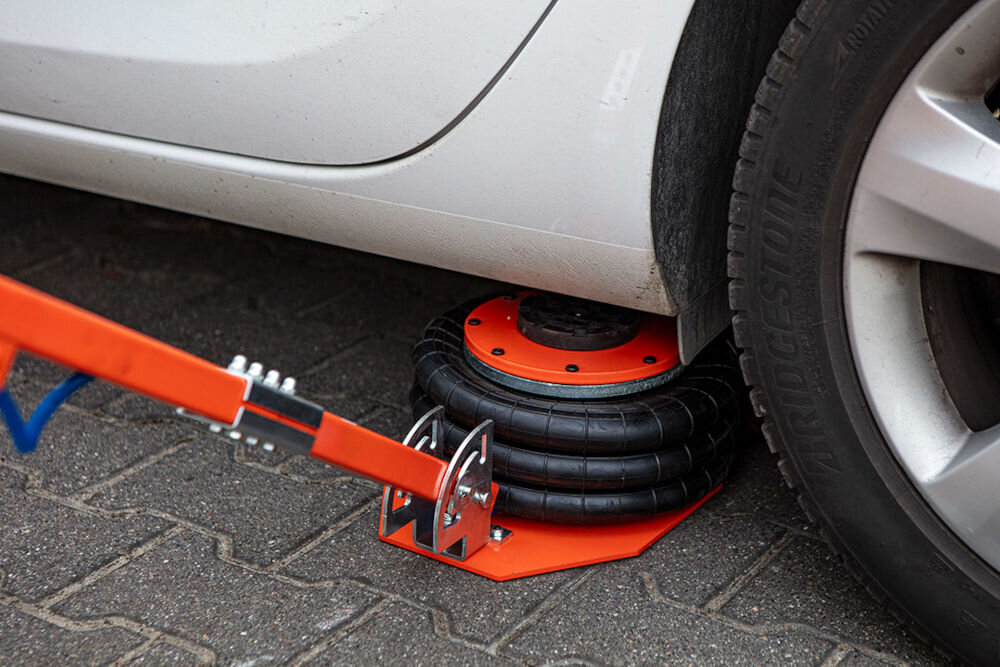 Podnośnik pneumatyczny NEO TOOLS 11-737 3000 kg profesjonalne zastosowania udźwig maksymalny 3 tony obsługa samochodów osobowych i lżejszych pojazdów dostawczych zakres wysokości roboczej od 145 do 420 mm do różnych potrzeb średnica miecha 270 mm ciśnienie robocze od 6 do 12 bar wysoka wydajność