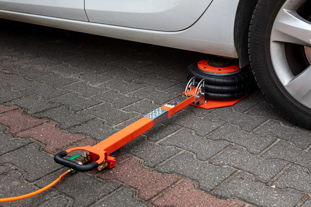 Podnośnik pneumatyczny NEO TOOLS 11-737 3000 kg kompaktowa konstrukcja 24 x 77 x 38,5 cm różnorodne sytuacje wysokośc minimalna 145 mm pojazdy o niskim zawieszeniu możliwość podnoszenia do wysokości 420 mm wymiana kół prace serwisowe