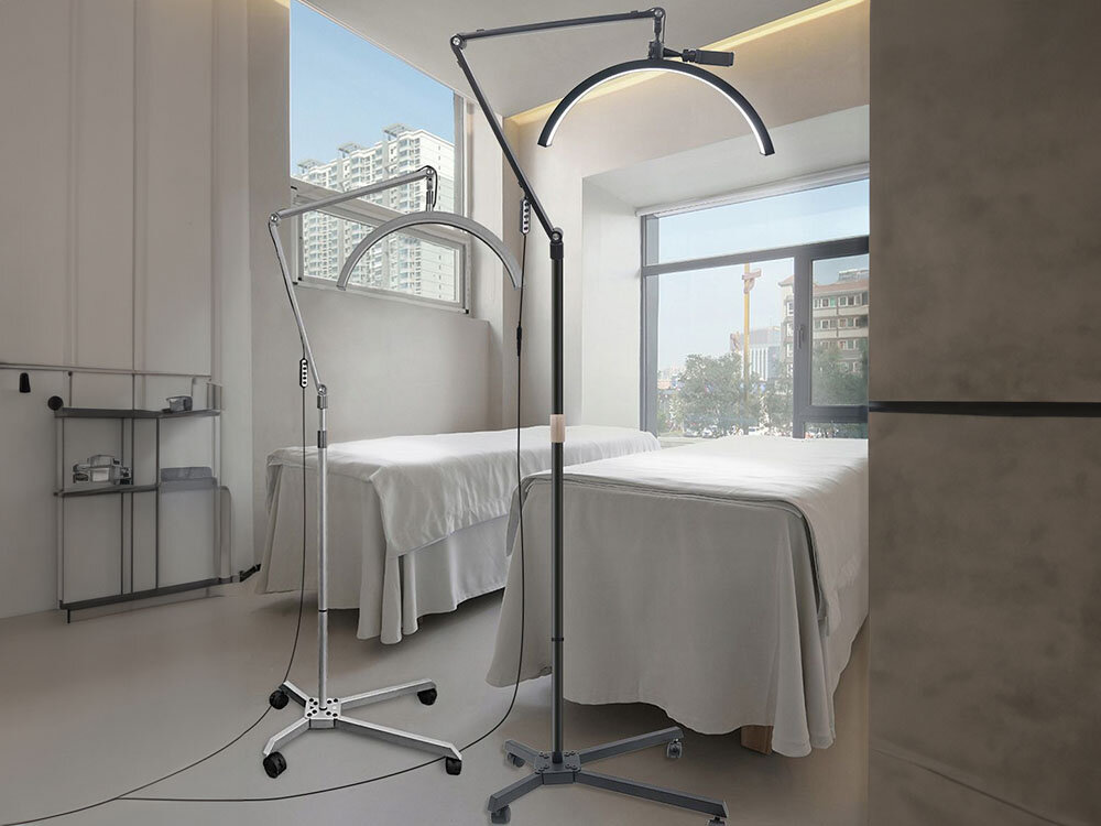 Lampa LED do paznokci MICHAEL MARINELLI GX530R Biały równomierne światło biała i czarna lampa na kółkach umieszczone w salonie kosmetycznym