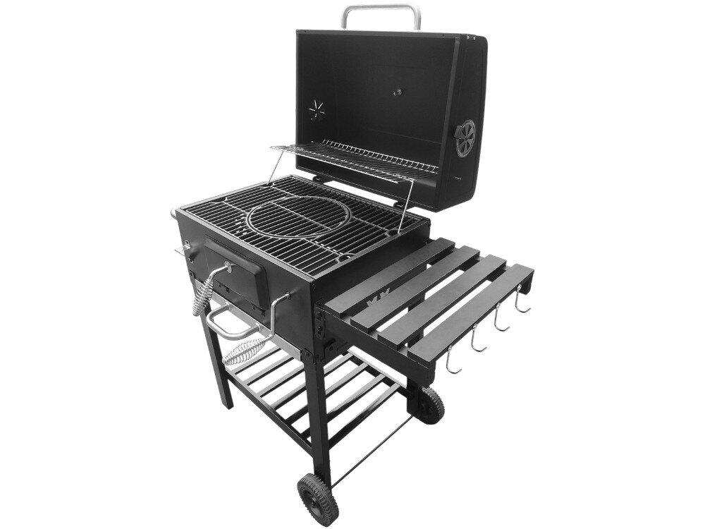 Czarny grill ogrodowy z żeliwnym rusztem, zamykany pokrywą z uchwytem, wyposażony w kółka i termometr. Posiada boczną półkę z haczykami oraz dolną półkę na akcesoria.