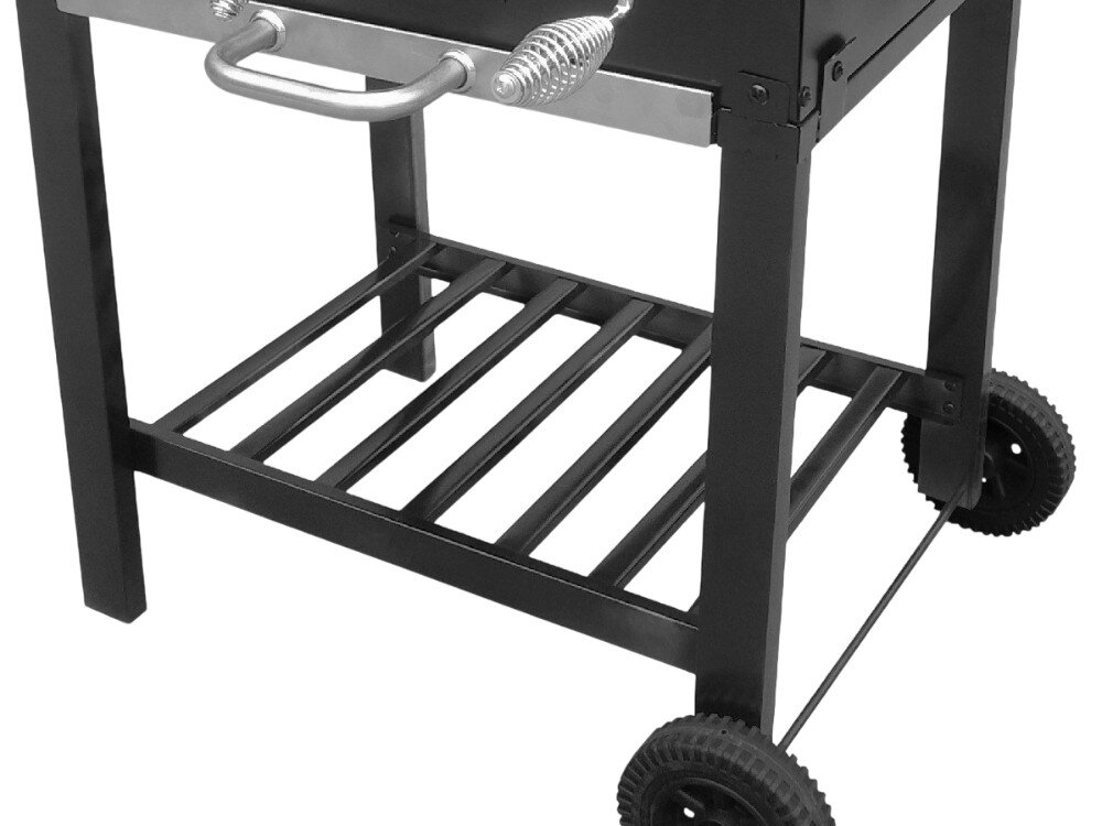 Czarny grill ogrodowy z metalową konstrukcją, wyposażony w żeliwny ruszt, kółka oraz dolną półkę z prętów. Grill posiada uchwyt z metalową sprężyną.