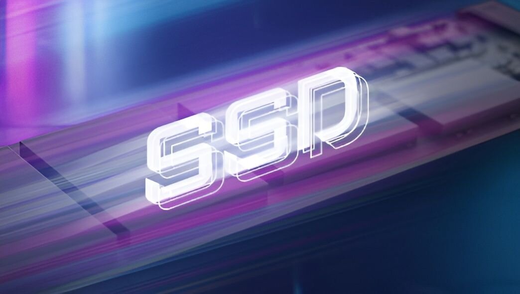 Trójwymiarowy napis SSD w białych literach z efektami świetlnymi na fioletowo-niebieskim tle gradientowym z promieniami światła - SSD PCIe NVMe