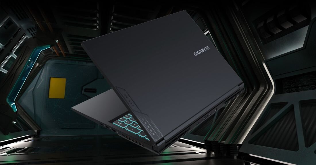 Laptop GIGABYTE G6 w ciemnej obudowie umieszczony na futurystycznej platformie z metalicznymi elementami i niebieskim podświetleniem w tle - Lekka i cienka konstrukcja   