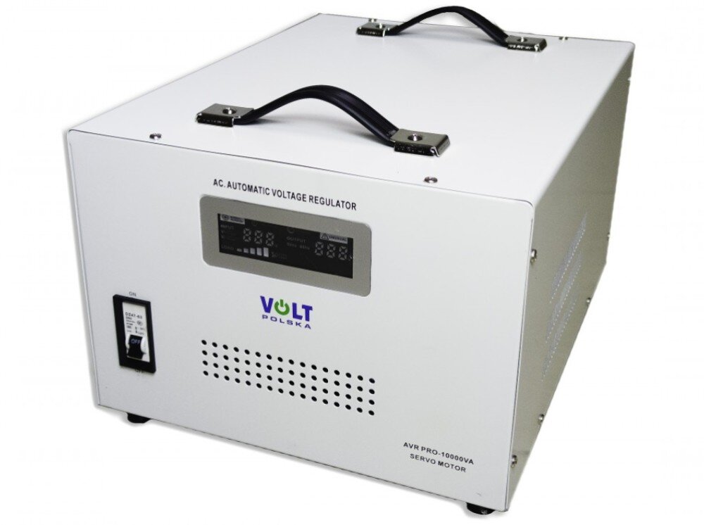 Stabilizator napięcia VOLT AVR Pro Białe urządzenie elektryczne widoczne z perspektywy bocznej, mające na froncie wyświetlacz LCD, czarny włącznik i otwory wentylacyjne, a na boku dodatkowe wycięcia chłodzące oraz uchwyty na górnej powierzchni