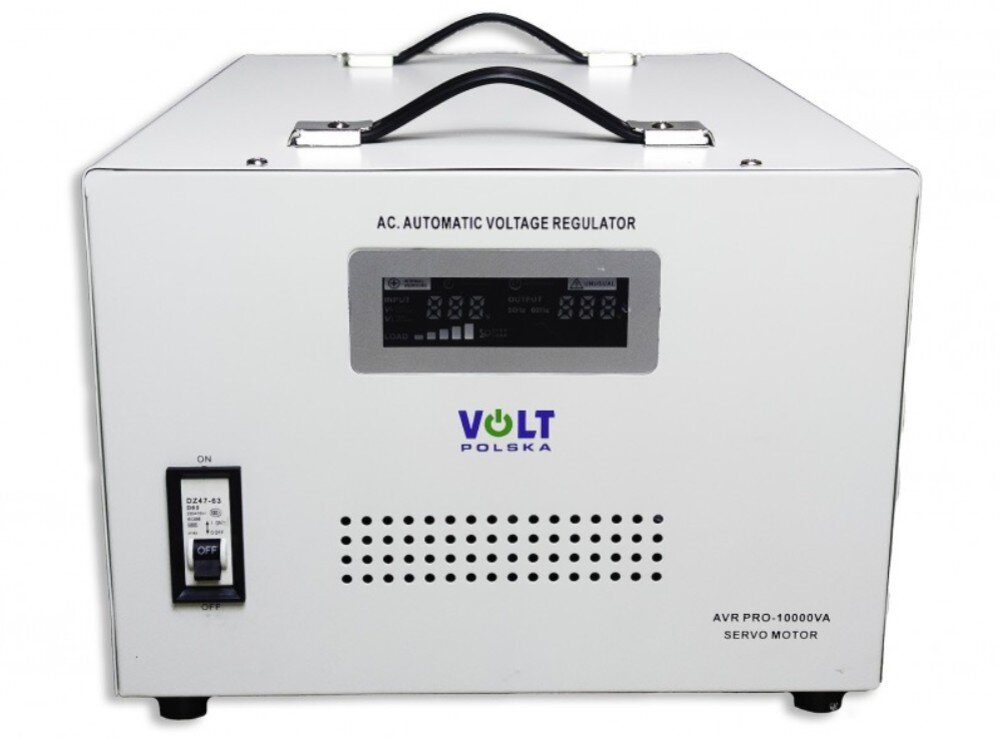 Stabilizator napięcia VOLT AVR Pro Widok z przodu na biały stabilizator napięcia, prezentujący centralnie umieszczony ekran cyfrowy z odczytami napięcia, logo marki pod nim, czarny przełącznik po lewej stronie oraz poziome rzędy otworów wentylacyjnych na dole