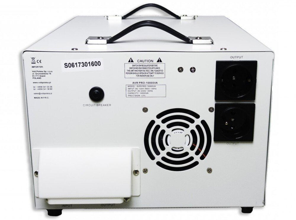 Stabilizator napięcia VOLT AVR Pro Tylny panel białej metalowej obudowy urządzenia z dwoma gniazdkami elektrycznymi po prawej stronie, okrągłym wywietrznikiem wentylatora pośrodku oraz bezpiecznikiem i osłoną złączy po lewej stronie, a także naklejkami informacyjnymi i dwoma czarnymi uchwytami na górze