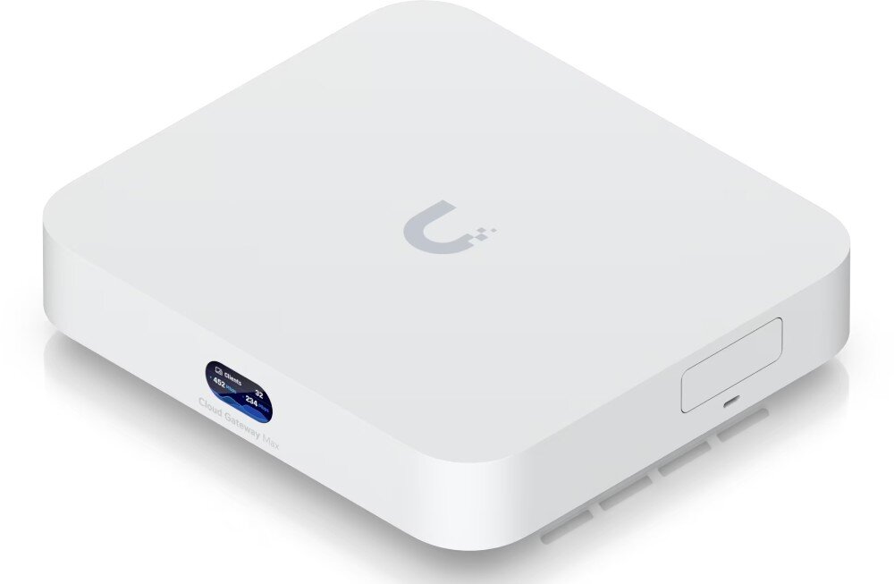 Router UBIQUITI UCG-MAX-EU Widok izometryczny białego kwadratowego urządzenia na czystym tle, eksponujący minimalistyczny design, logo na górnej obudowie oraz mały wyświetlacz na przednim panelu