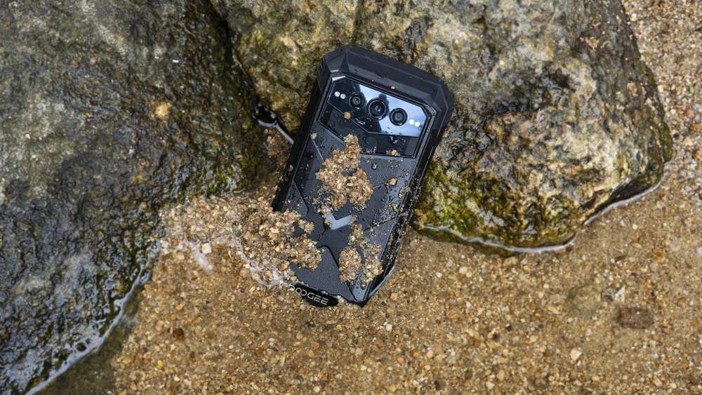 Smartfon DOOGEE V Max Pro wygląd lifestyle skały design certyfikaty