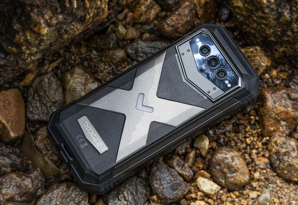 Smartfon DOOGEE V Max Pro powerbank lifestyle skały