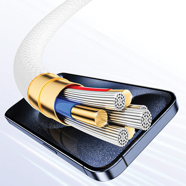 Obraz przedstawia przekrój kabla z widocznymi metalowymi przewodami i kolorowymi osłonami, umieszczony na powierzchni smartfona. Kabel ma białą, plecioną osłonę zewnętrzną.