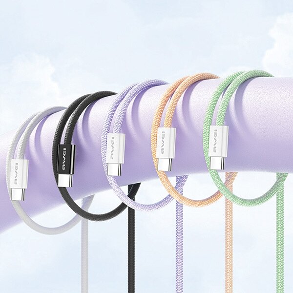Na obrazie widoczne są cztery kable USB-C w różnych kolorach: czarnym, fioletowym, pomarańczowym i zielonym, zawieszone na fioletowej rurce. Na końcówkach kabli widnieje logo \'Awei\'.
