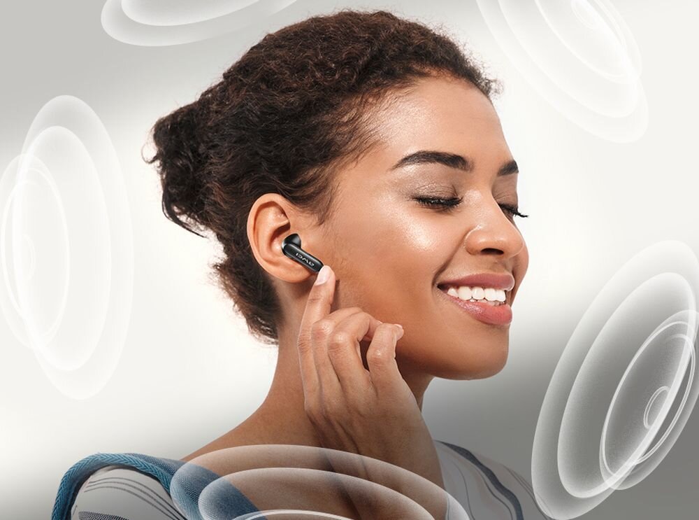 Słuchawki AWEI TP97 Bluetooth zestaw kabel USB-C kompatybilność z urządzeniami, osoba z założonymi słuchawkami otoczona dźwiękami
