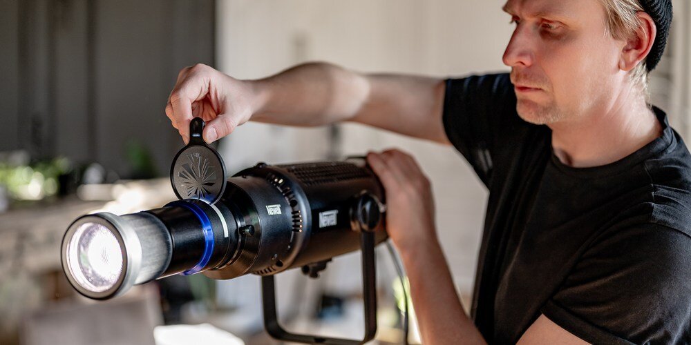 Zdjęcie portretowe kobiety z rudymi włosami w trzech ujęciach – ciepłe, artystyczne oświetlenie tworzy efekt światłocienia