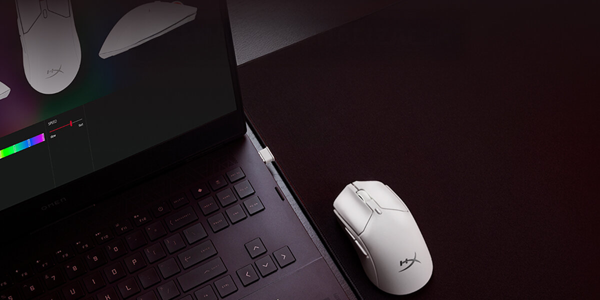 HYPERX Pulsefire Haste 2 Mini - myszka obok laptopa