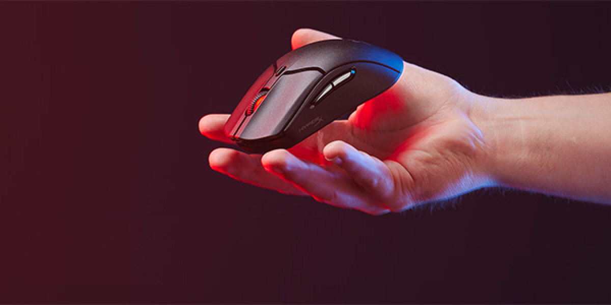 HYPERX Pulsefire Haste 2 Mini Oprogramowanie HyperX NGENUITY programować sześć przycisków, ustawiać poziomy DPI, tworzyć makra i dostosowywać podświetlenie RGB - myszka w ręce człowieka