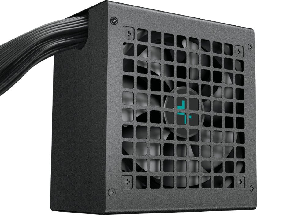 Zasilacz DEEPCOOL PL650D Widok na górną część zasilacza z kwadratową kratką osłaniającą wentylator, na którego środku umieszczono logotyp w kolorze turkusowym