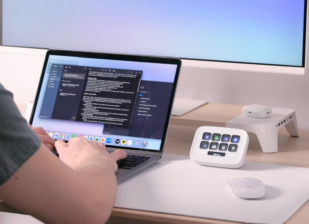 Osoba korzysta z laptopa przy biurku, a panel Elgato Stream Deck stoi obok monitora w uporządkowanej przestrzeni roboczej - Dla kogo jest ten panel?  