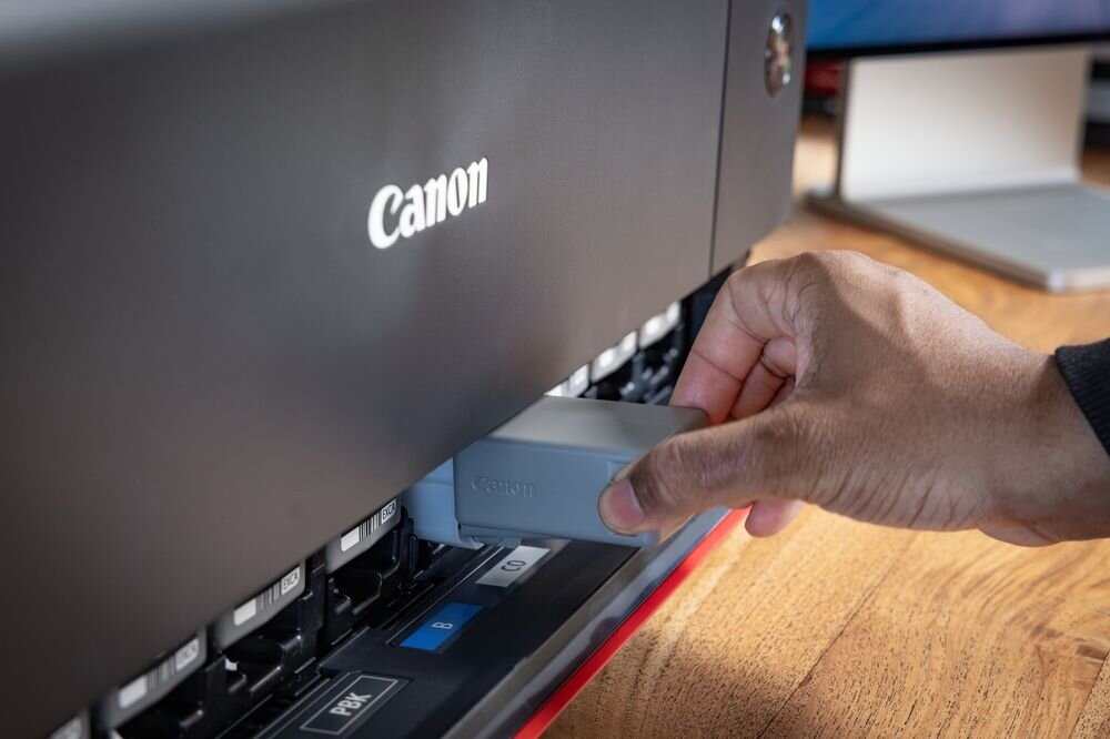 Drukarka CANON imagePROGRAF PRO-1100 Wi-Fi pokazanie wymiany atramentu LUCIA PRO II 12 kolorów głębokie odwzorowanie czerni