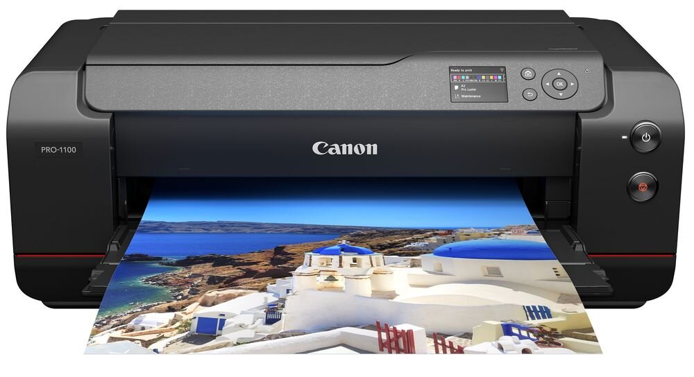 Drukarka CANON imagePROGRAF PRO-1100 Wi-Fi drukarka na białym tle od przodu z wychodzącą kartką druk panoramiczny produkcja panoram niestandardowe formaty druk bez ramki