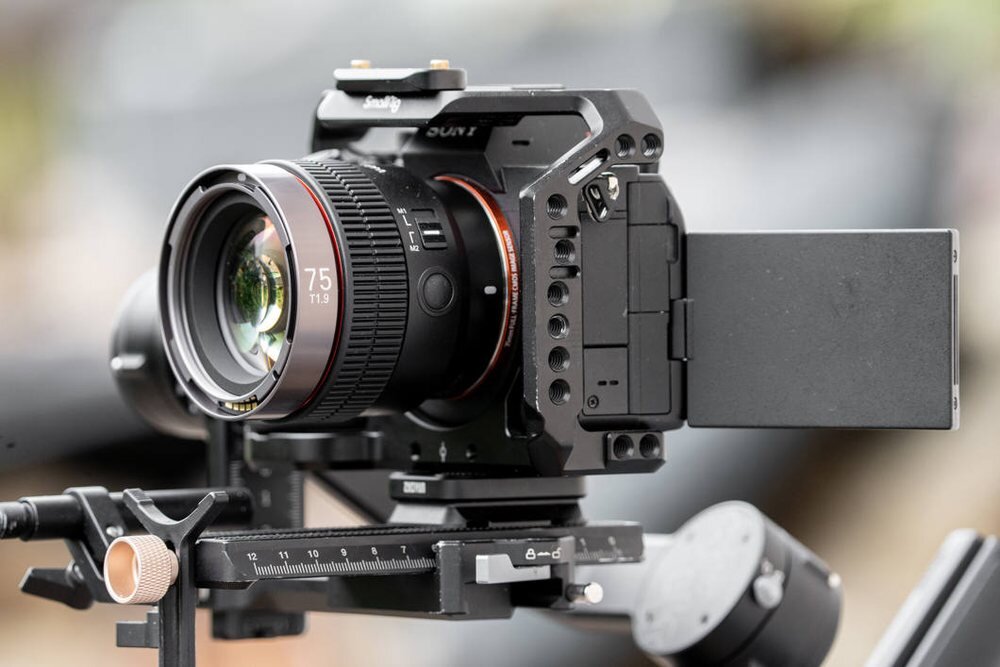 Obiektyw SAMYANG V-AF 75 mm T1.9 design