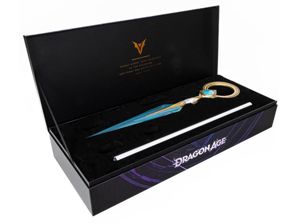 Dragon Age: Straż Zasłony Edycja Kolekcjonerska kolorowe pudełko o wymiarach 63 x 25 x 11 cm zawierające grafikę z gry